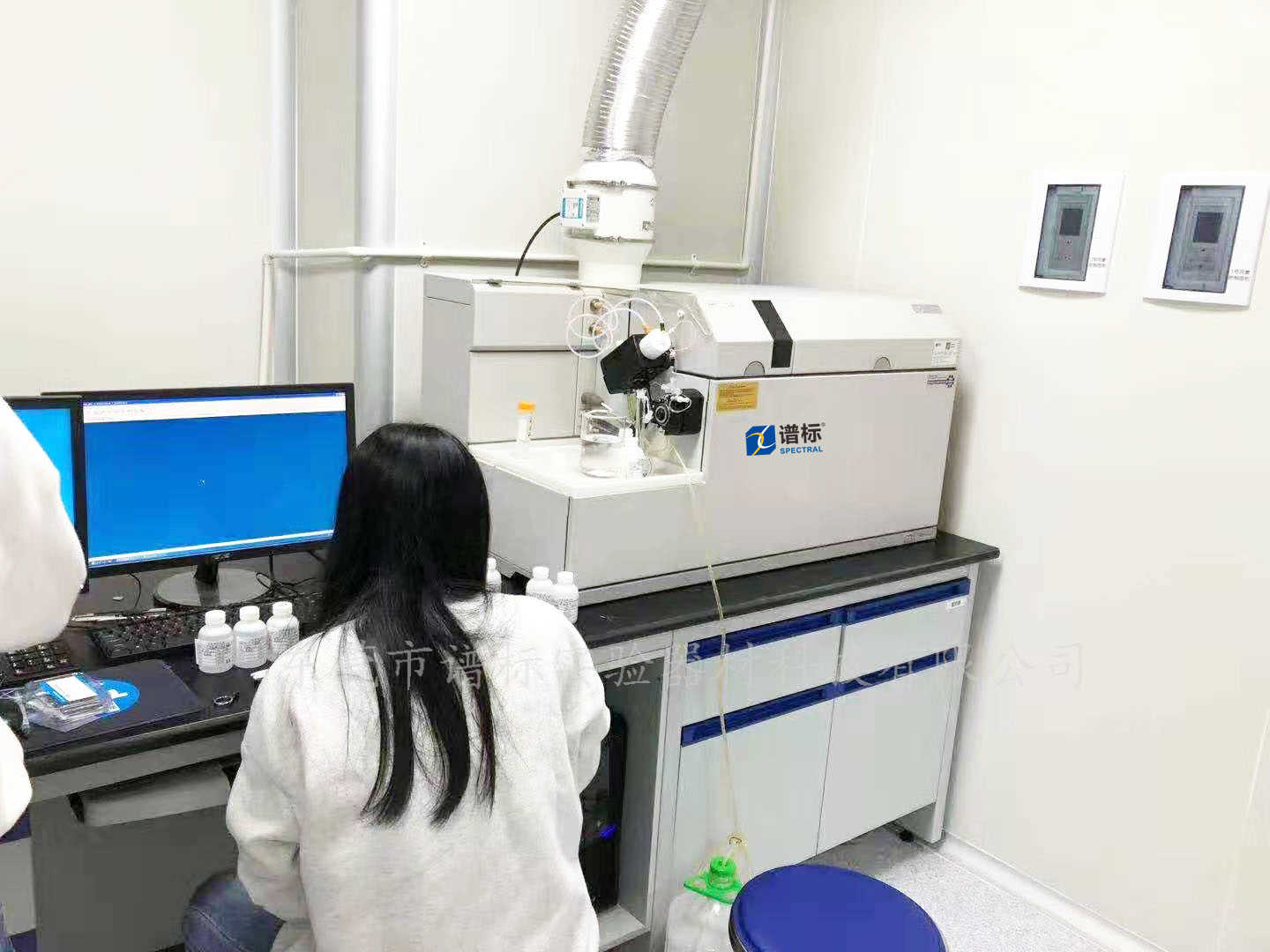 工程師在汕頭為客戶安裝調(diào)試完畢質(zhì)譜儀二手ICPMS?7500CE